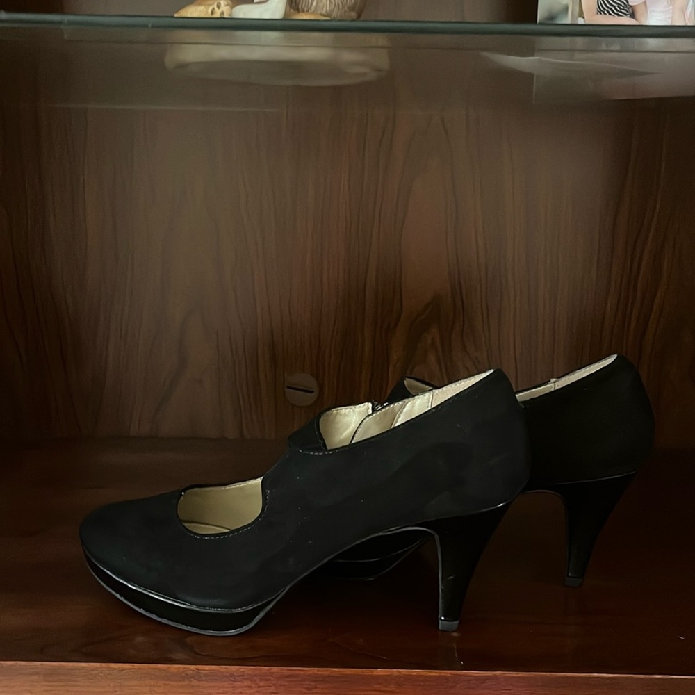 Black heels size 8.5